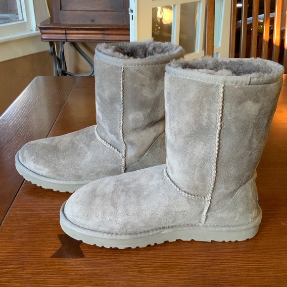 UGG Women’s Classic Mid Boot - Picture 6 of 7